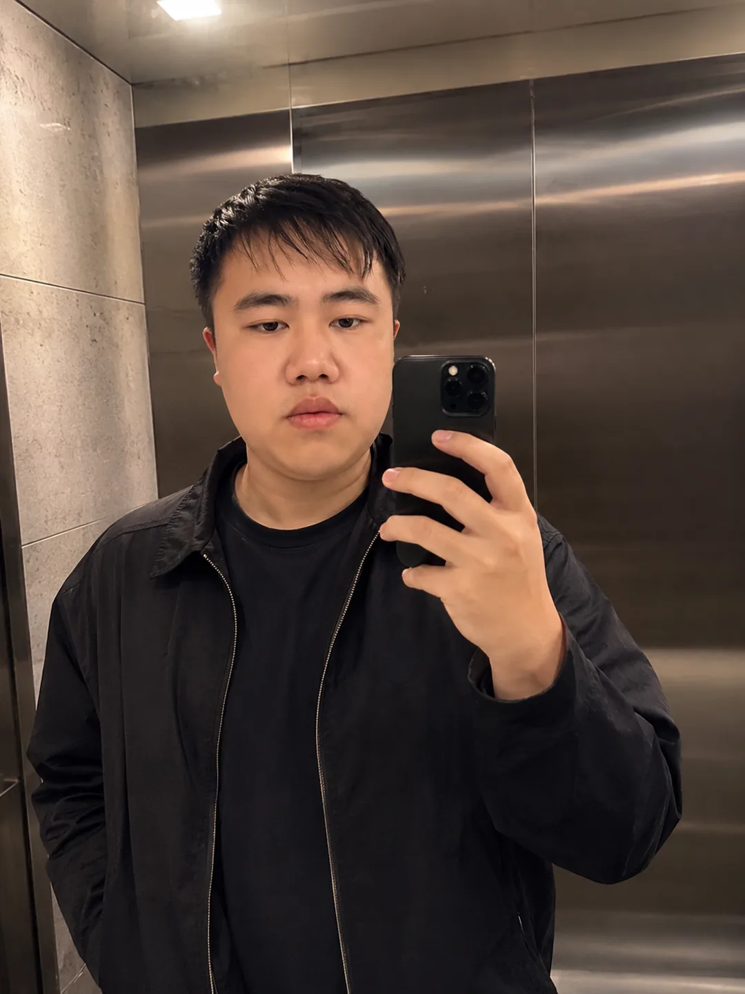 电梯镜子自拍的尹志豪