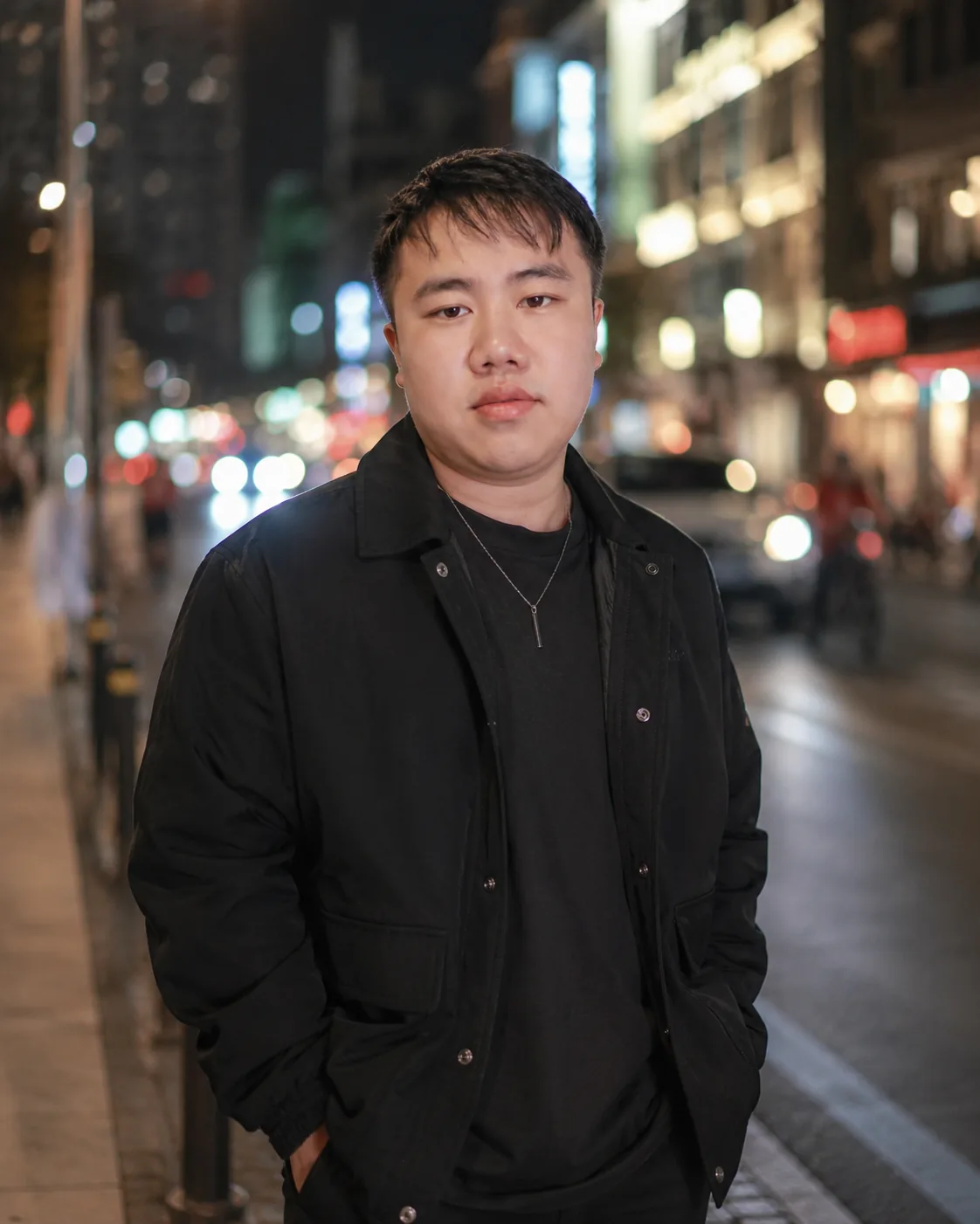 夜晚街头的尹志豪